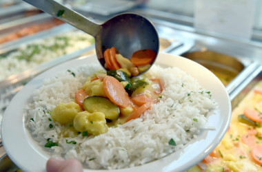 КМУ выделил 400 млн на оборудование школьных столовых 