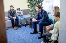 Премьер: дети-сироты должны воспитываться в семьях