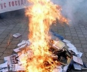 Администрация Януковича осудила сожжение в Крыму учебников по истории Украины