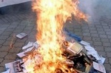 Администрация Януковича осудила сожжение в Крыму учебников по истории Украины