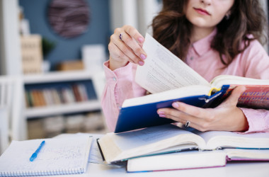 Правительство повысит зарплаты воспитателей детсадов