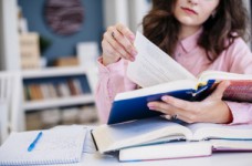 Правительство повысит зарплаты воспитателей детсадов