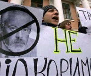 Активист, раздававший листовки против Табачника, был задержан милицией