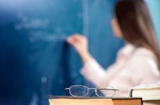 В Киеве продолжат выплату надбавок учителям