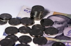 МОН: местные власти смогут платить полные надбавки учителям      