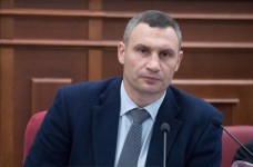 Не нужно вести детей на детские площадки, - Кличко