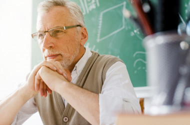 Со всеми учителями-пенсионерами разорвут бессрочные договора 