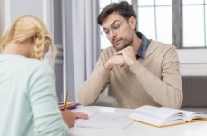 Опрос: учителя важны, но их не ценят