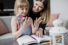 40% матерей недовольны дистанционным образованием, - опрос 