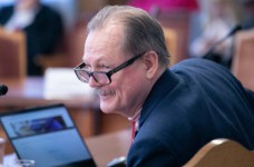 Омбудсмен хочет обсудить освобождение учеников от ДПА