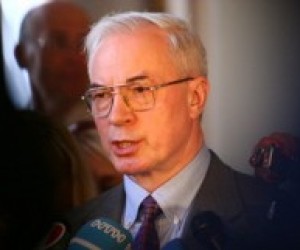 Студенты подают в суд на Азарова за незнание украинского языка