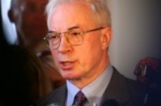 Студенты подают в суд на Азарова за незнание украинского языка