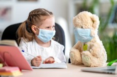 Маски для своего ребенка надо покупать, - чиновник МОН