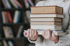 В 2021 году педагогам могут повысить зарплаты на 30%