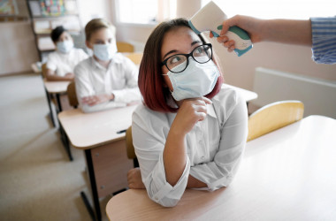 В Киеве учителей обеспечат защитными щитками