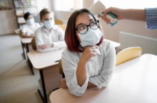 В Киеве учителей обеспечат защитными щитками