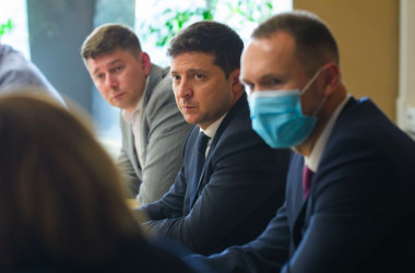 Президент предлагает застраховать всех учителей 