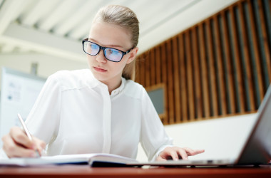 МОН отменит обязательность бумажных школьных журналов