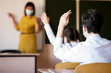 Минфин обещает подумать о COVID-доплатах для педагогов