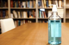 Школы уйдут на каникулы, вузы будут учить дистанционно