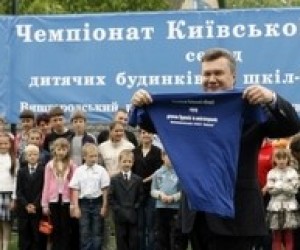 Янукович обещает контролировать здоровье детей из школ-интернатов