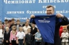 Янукович обещает контролировать здоровье детей из школ-интернатов