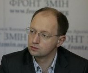 Яценюк против вмешательства политиков в содержание школьных учебников