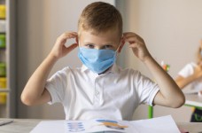Местные власти смогут закупить маски для школ