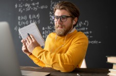 Педагоги, работающие на самоизоляции, недополучают зарплату 