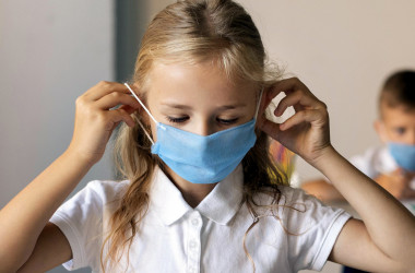Дети часто заражаются COVID-19 вне школ, - ЮНИСЕФ