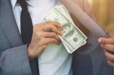 В Киеве раскрыли схему вымогательства взяток за экзамены