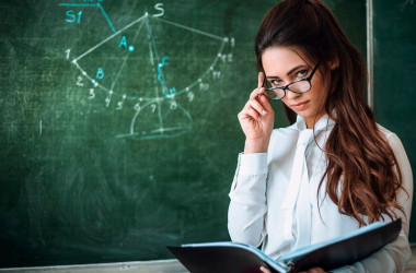 Власти предлагают применить коэффициент 1,5 для зарплат педагогов 