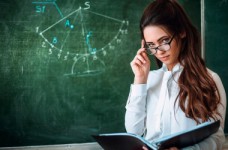 Власти предлагают применить коэффициент 1,5 для зарплат педагогов 