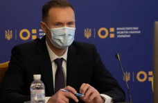 МОН планирует работать над повышением зарплат педагогов