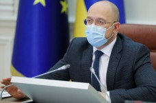 КМУ планирует поднять зарплаты до уровня Польши в 2030 году 