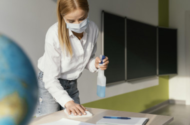 В Киеве вакцинировали первую тысячу учителей