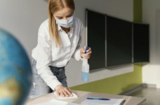 В Киеве вакцинировали первую тысячу учителей