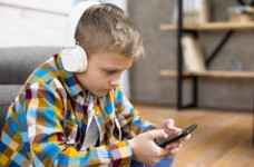 Дети пользуются смартфонами почти 9 часов в сутки 