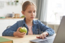 Эксперт: больше всего потеряли от дистанционки ученики 1-4 классов