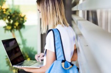 В МОН говорят, что все больше учеников довольны дистанционным обучением