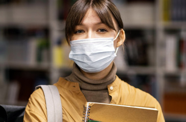 Маска является обязательной для входа в пункт тестирования