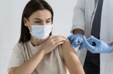 В Киеве педагогов будут прививать в школьных спортзалах