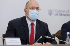 Шмыгаль поручил своевременно выплачивать зарплаты педагогам