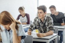 Школа выпускает незрелых людей, - эксперт 