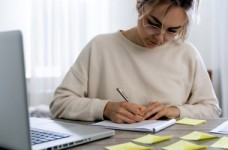 МОН стремится к 2024 году обеспечить каждого учителя компьютером