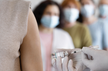 МОЗ не планирует прививать учителей принудительно