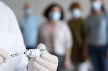 МОН и МОЗ поручено ускорить вакцинацию педагогов