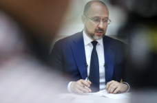 Средняя зарплата в Украине составит 15 тысяч грн, - премьер 