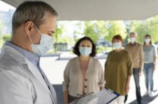 Регионам поручено проактивно приглашать вакцинироваться педагогов и родителей