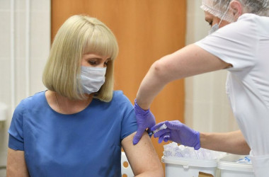 Почти треть учителей не сделали прививку от коронавируса